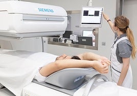 Un chequeo convencional contempla una consulta con el médico, una analítica, prueba de esfuerzo y un electrocardiograma. En función del riesgo, un TAC de baja radiación, y en el caso de las mujeres el cribado de mama y de cáncer de cérvix, y en los hombres, el de próstata