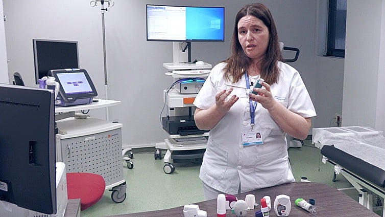 Cómo la enfermería humaniza el uso de inhaladores: «Esto te va a ayudar a respirar mejor»