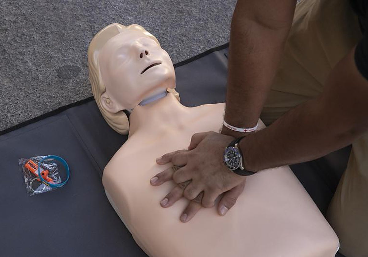 Los cardiólogos piden más desfibriladores para frenar el incremento de ...