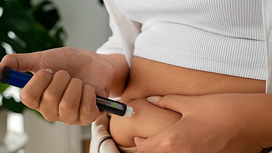 Logran frenar el efecto rebote post-Ozempic con una pastilla y una bacteria