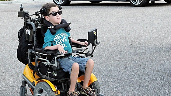 Una rodillera robótica logra que niños con atrofia muscular se pongan de pie
