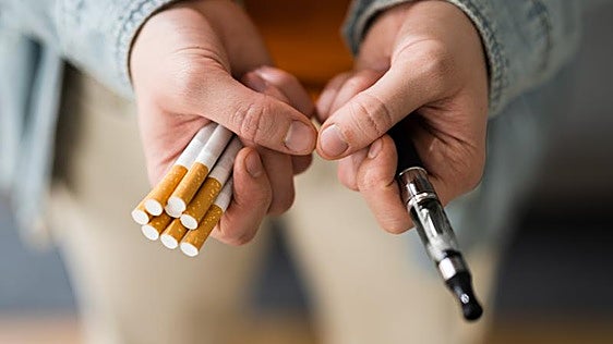 La trampa del vapeo para dejar de fumar: «Es un método para seguir adicto a la nicotina»