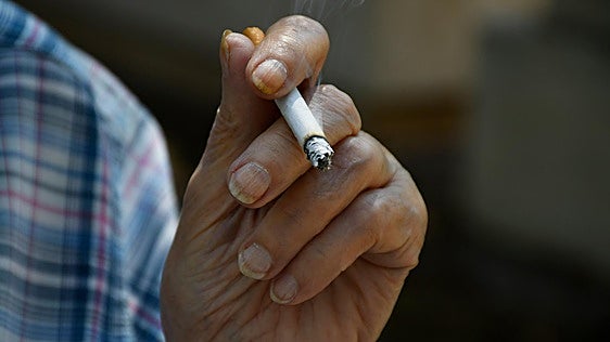 Un estudio explica por qué los fumadores tienen menor riesgo de párkinson y no es por el tabaco
