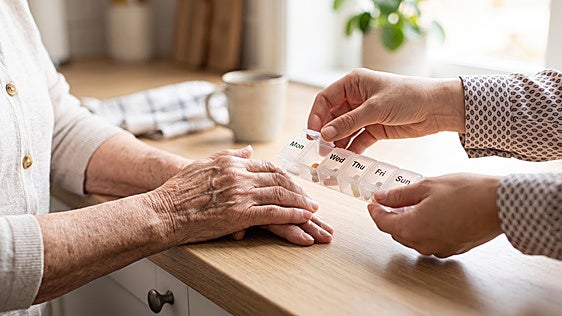 La trampa del pastillero: cuando la pastilla de la tensión solo sirve para tapar los efectos del ibuprofeno