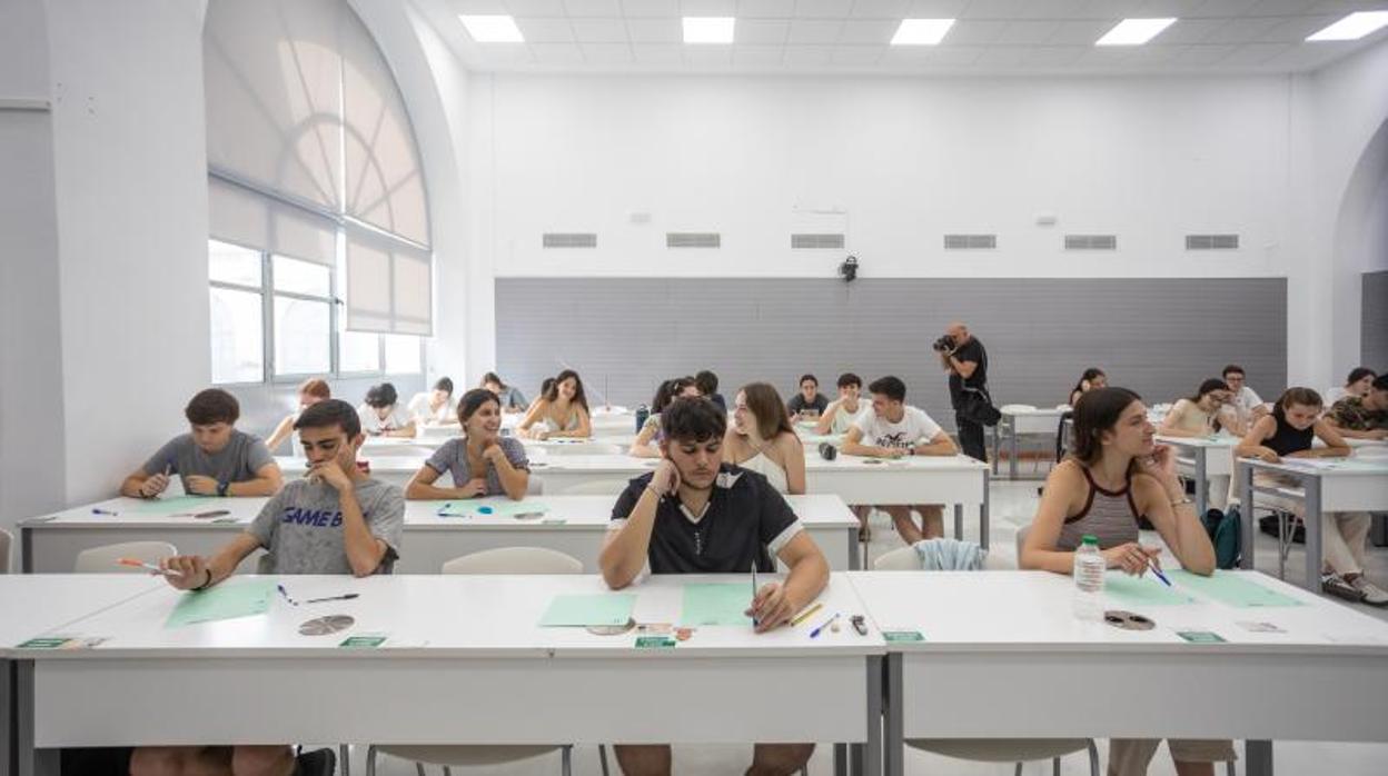 Este jueves salen las notas de corte de las universidades de Sevilla