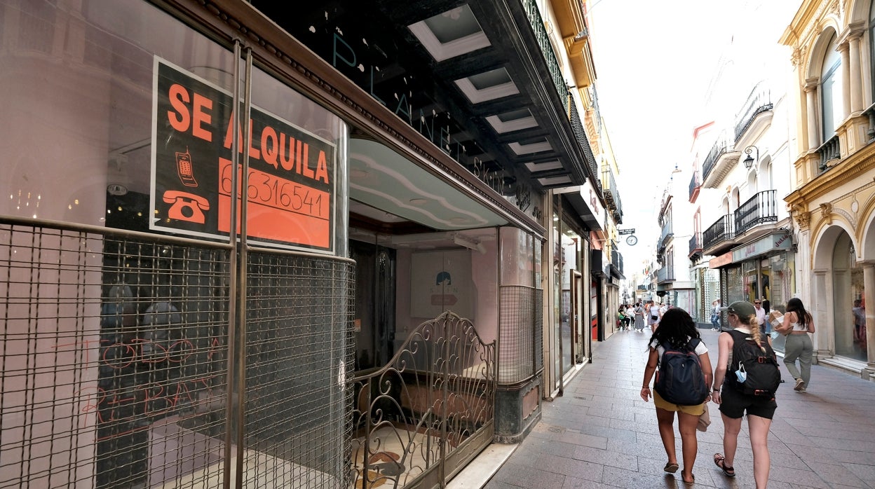 Vuelven los locales vacíos en las principales arterias del centro histórico de Sevilla