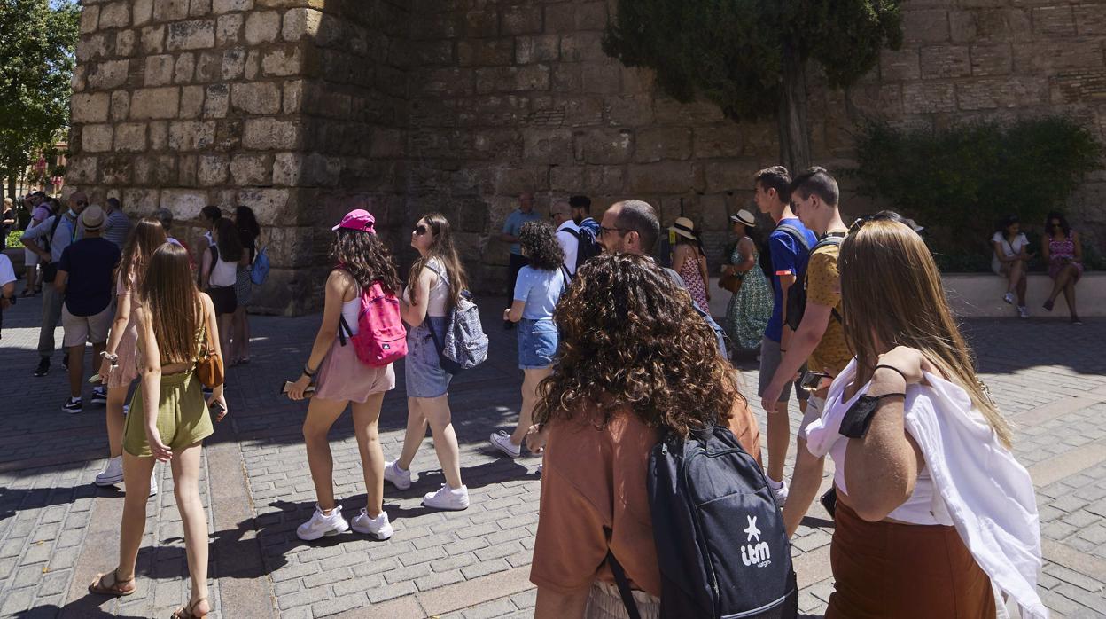 Los carteristas se disfrazan de guiris para robar a los turistas en Sevilla