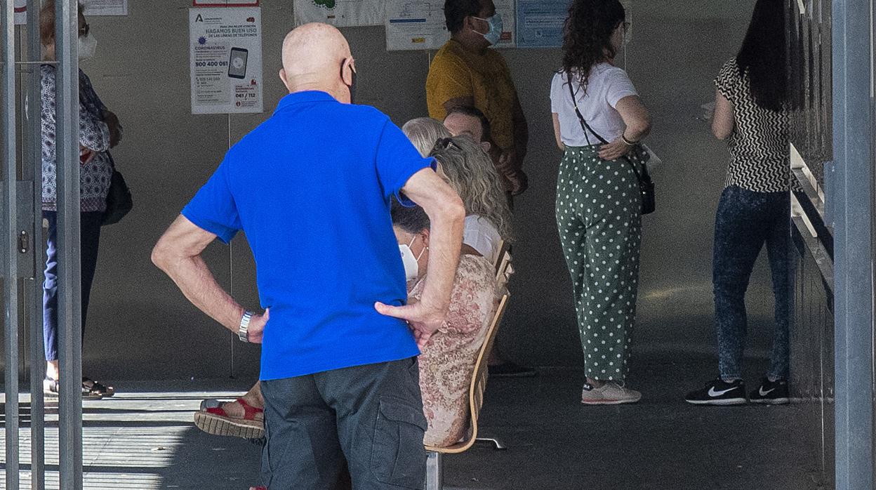 Crece la fuga de médicos de familia de los centros de salud de Sevilla