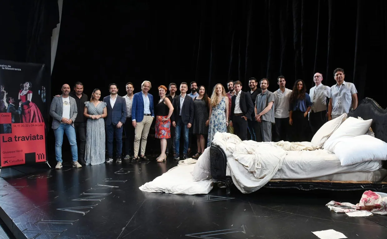 El equipo artístico de 'La Traviata', junto al escenario