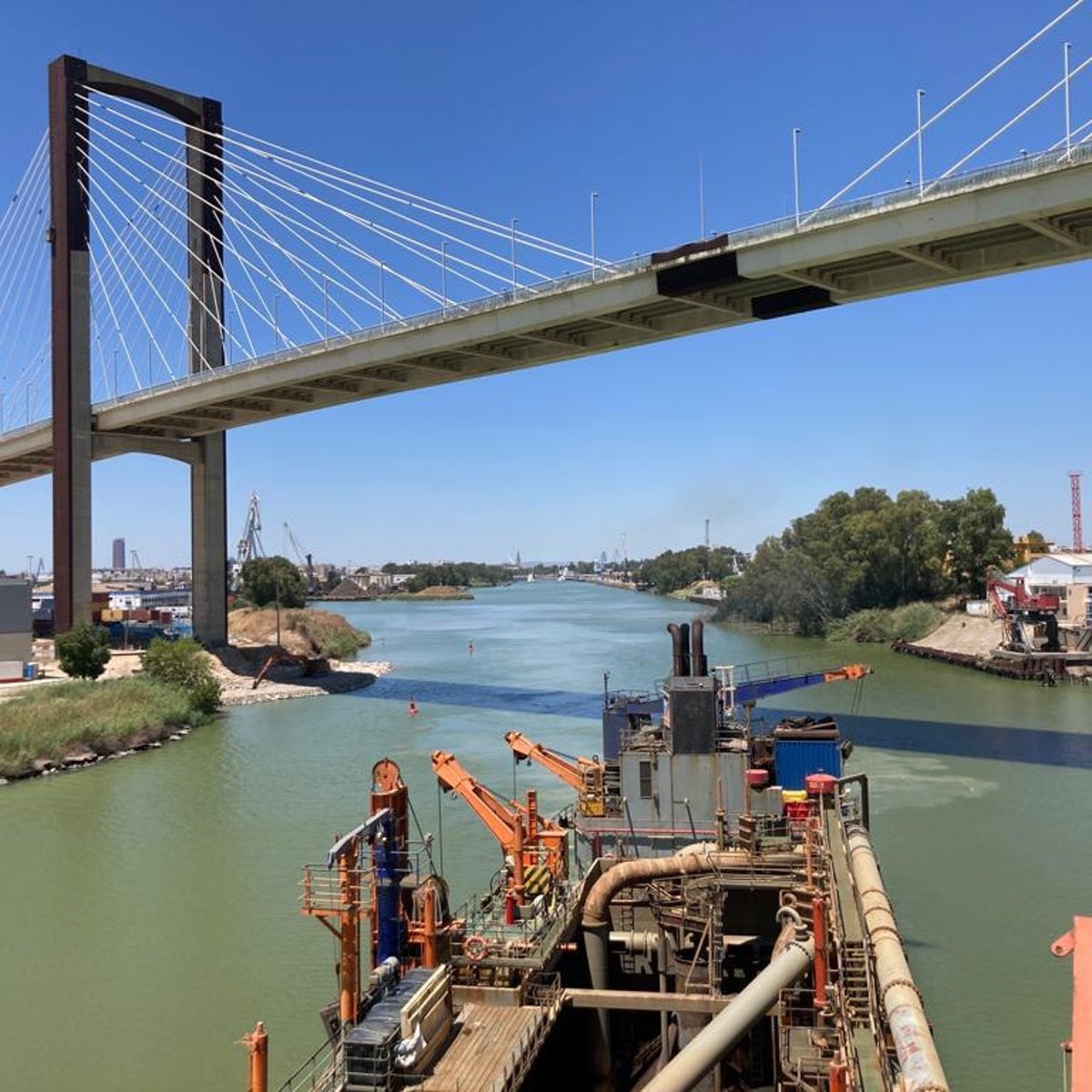 El Puerto de Sevilla invierte 1,7 millones para dragar el río hasta el puente del Centenario
