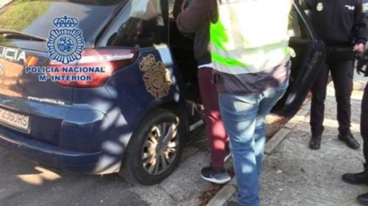 Dos policías pillan «in fraganti» a un varón abusando de su hijastra en un polígono de San Juan de Aznalfarache