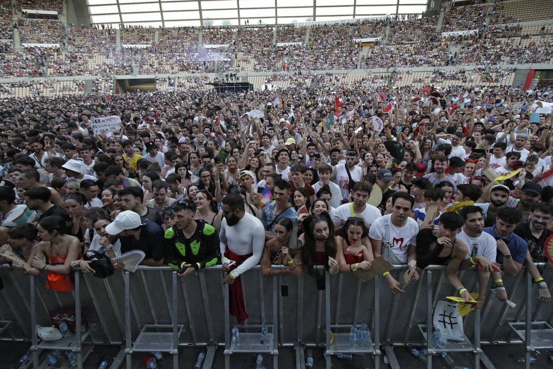 Ambiente del concierto de Rosalía en Sevilla
