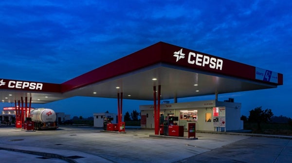 Repsol y Cepsa lanzan un aviso a todos sus clientes por el respostaje de gasolina