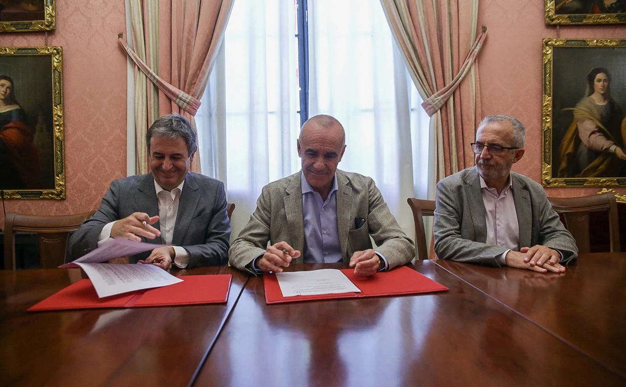 El alcalde, Antonio Muñoz, y el director general de Endesa en Andalucía, Extremadura, Ceuta y Melilla, Rafael Sánchez Durán