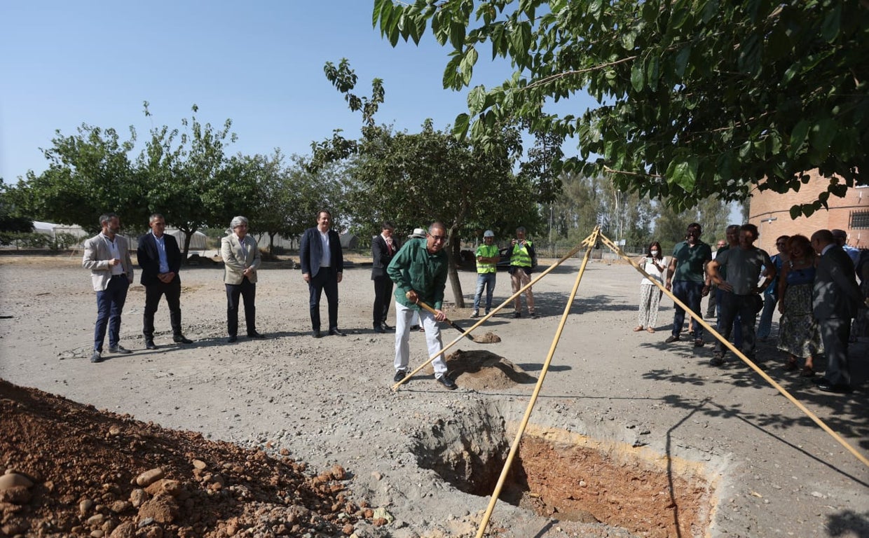 El rector Miguel Ángel Castro pone la primera piedra del nuevo edificio