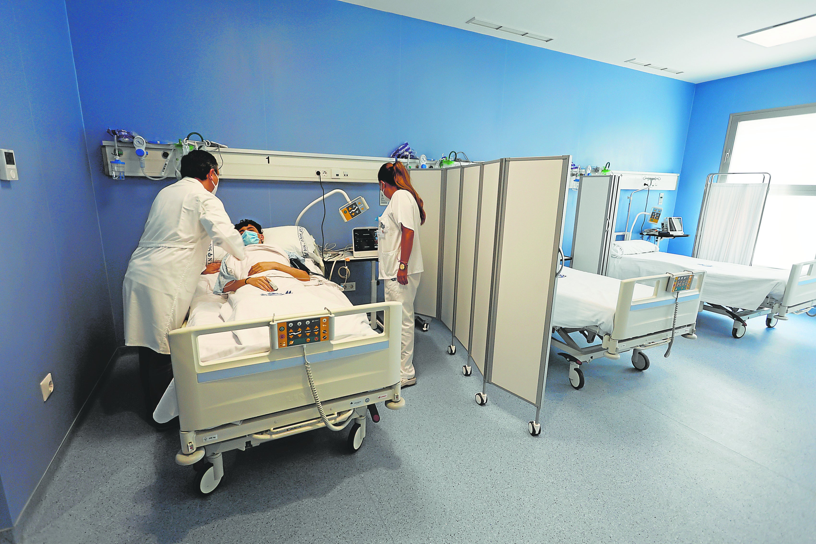 Dos profesionales atienden a un paciente en el nuevo Hospital de San Juan de Dios de Sevilla
