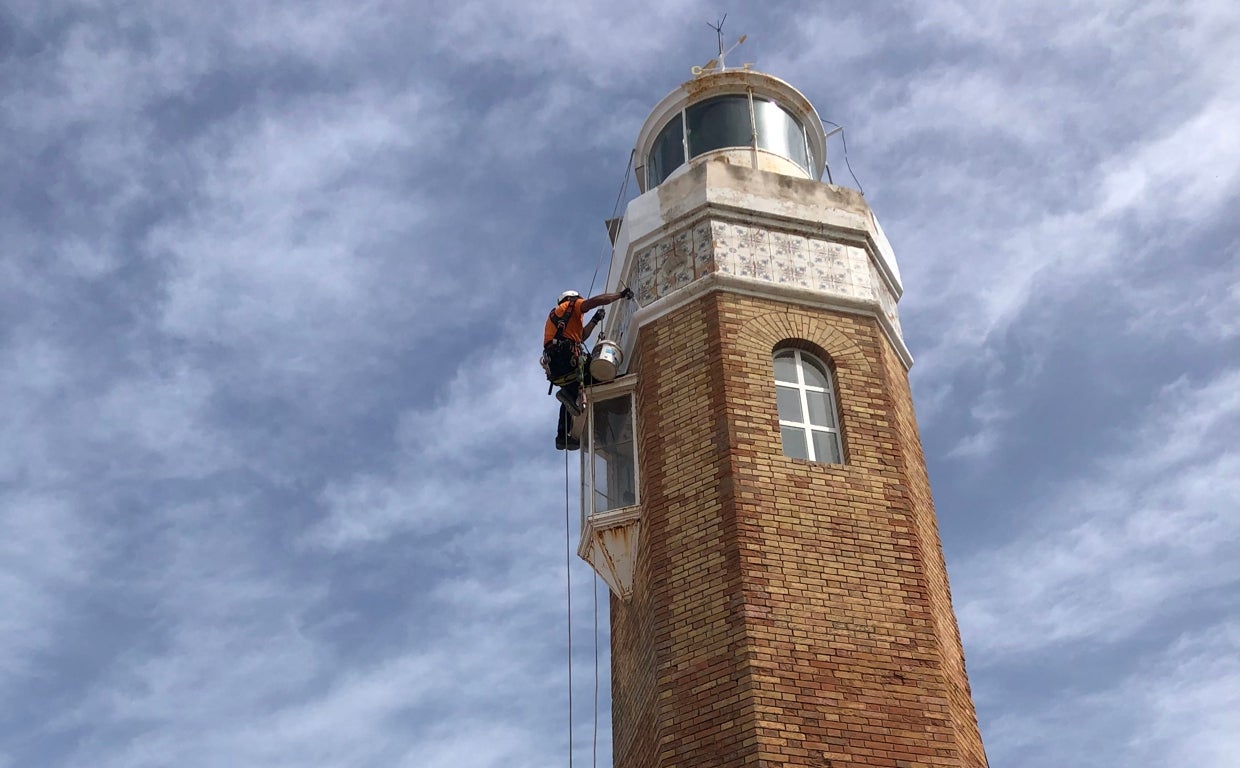 Un operario en los trabajos de rehabilitación del faro de Bonanza de Sanlúcar de Barrameda