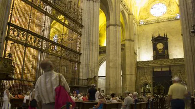 Turistas y ciudadanos contemplan la grandiosidad de la SEO y su altar mayor
