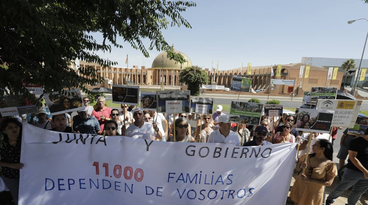 Guerra de comunicados entre comités de empresa de filiales de Abengoa
