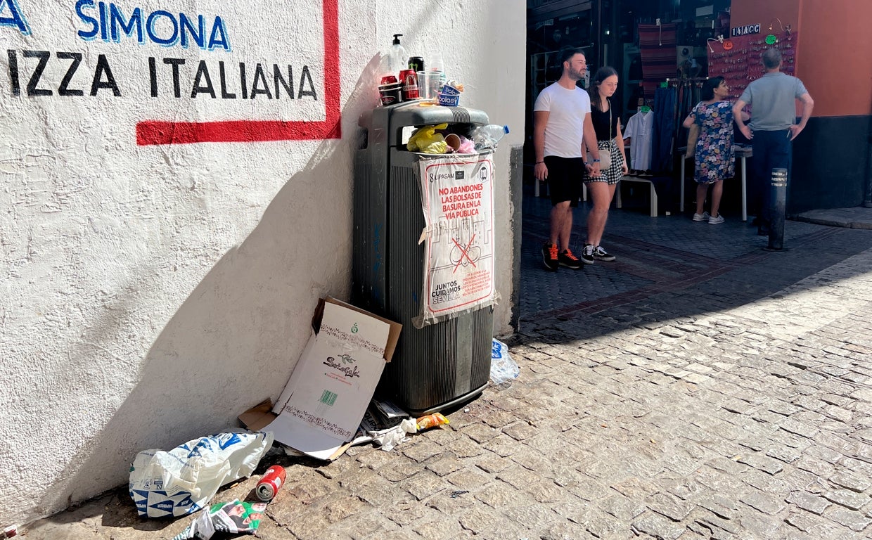 Esta papelera en la esquina de la calle Regina evidencia la necesidad de contenedores del barrio