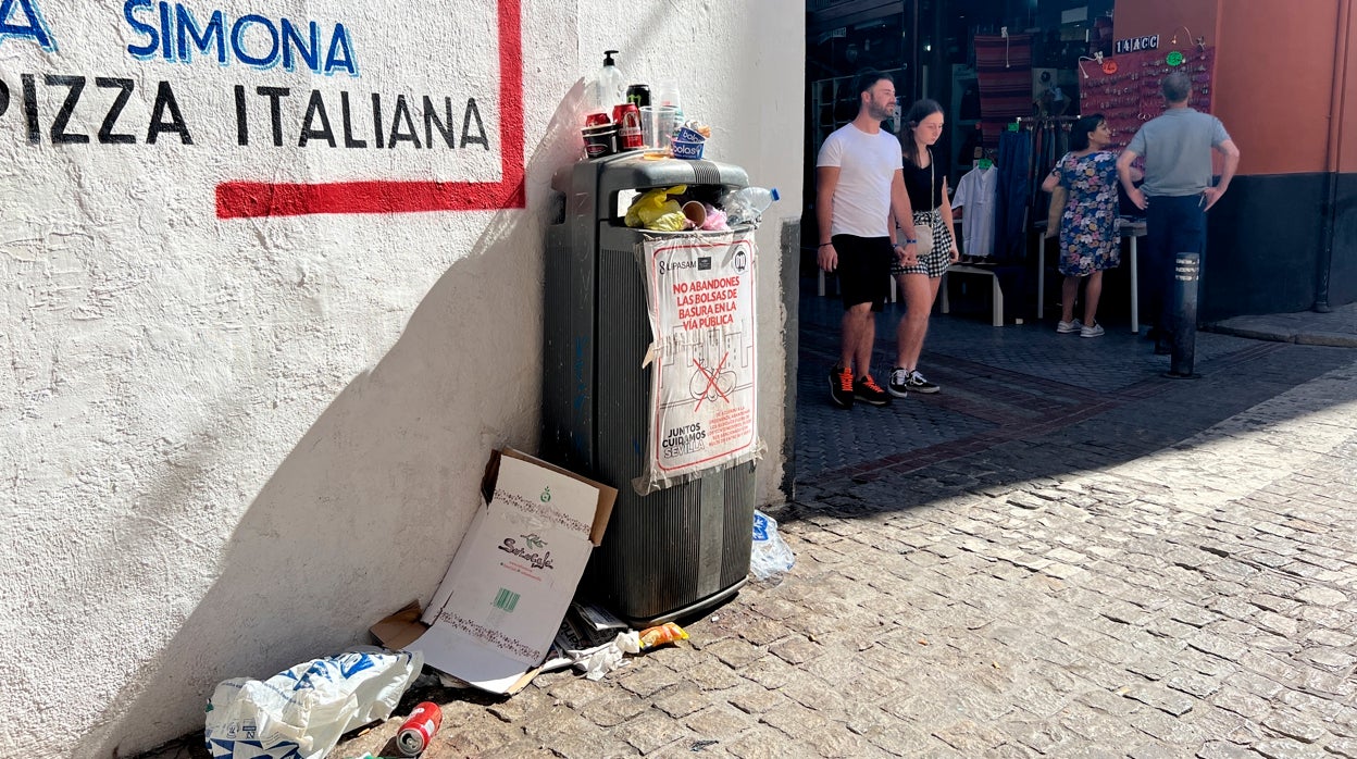 La progresiva retirada de contenedores obliga a los vecinos del Centro de Sevilla a caminar un kilómetro para tirar la basura