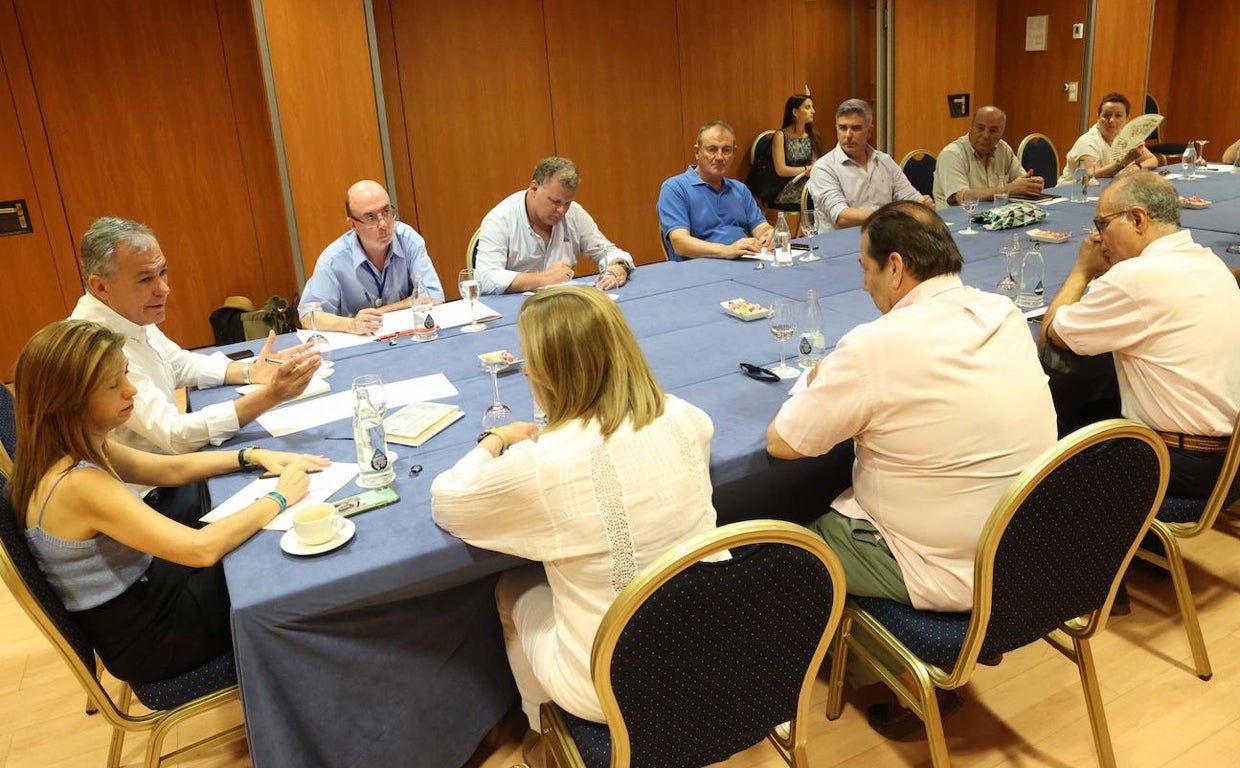 José Luis Sanz se ha reunido este jueves con asociaciones de vecinos y comerciantes del Centro y Triana