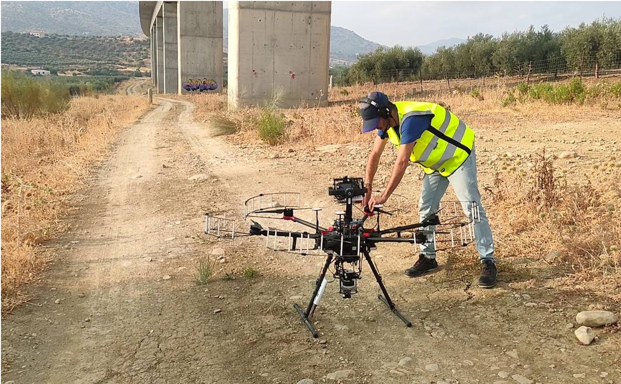 Un técnico de Catec prepara el robot junto al viaducto de Álora