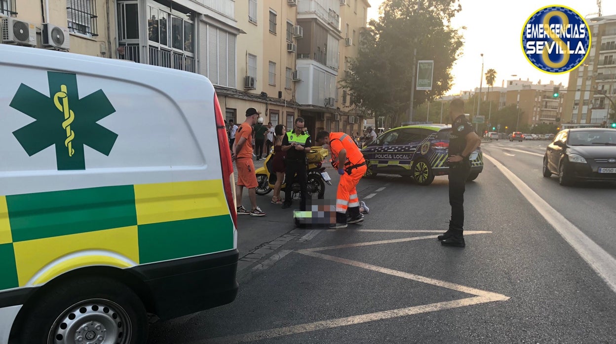 Un motorista herido tras una colisión con un turismo en la Ronda de Pío XII de Sevilla