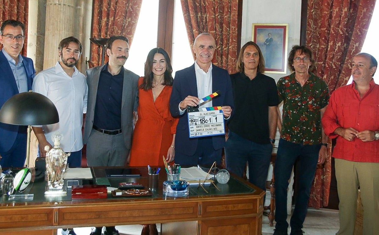 El alcalde de Sevilla, Antonio Muñoz, recibió en la sede del Ayuntamiento al equipo de la serie 'El hijo zurdo'