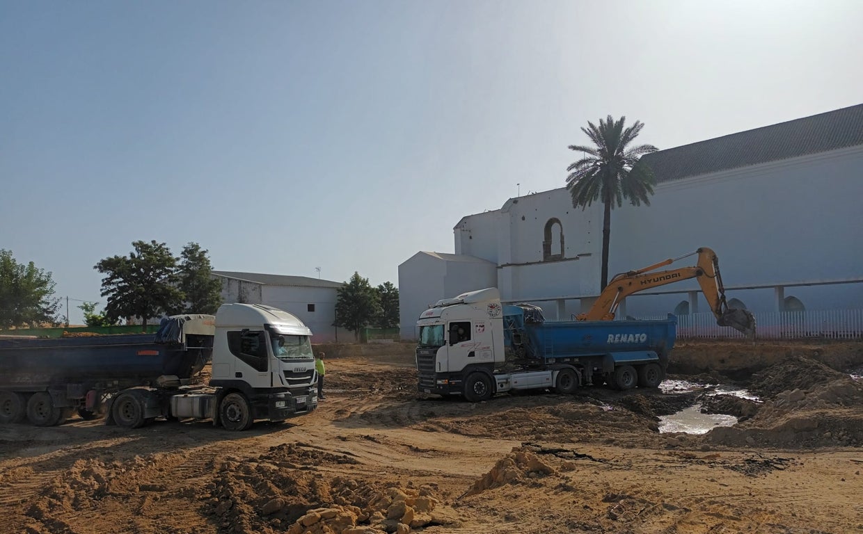 Operarios retiran tierra en la parcela donde se construye el nuevo centro cultural de Carmona