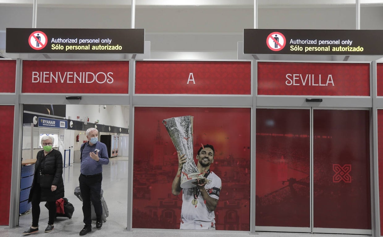 Turistas internacionales en el aeropuerto de Sevilla a su llegada a la capital andaluza