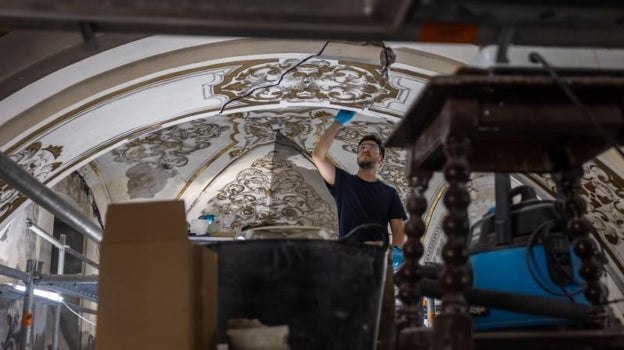 Otro técnico de restauración, trabajando en los techos