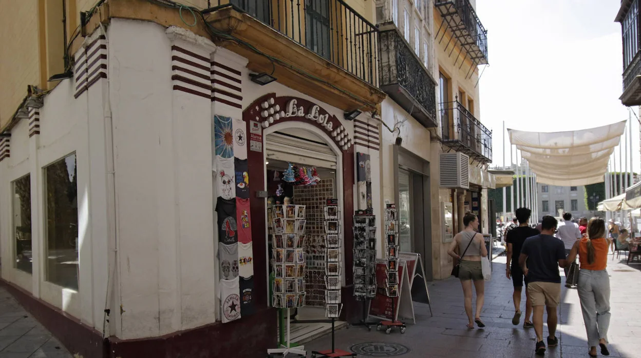 Bares y tiendas de Sevilla se 'asfixian' con el aire acondicionado a 27 grados