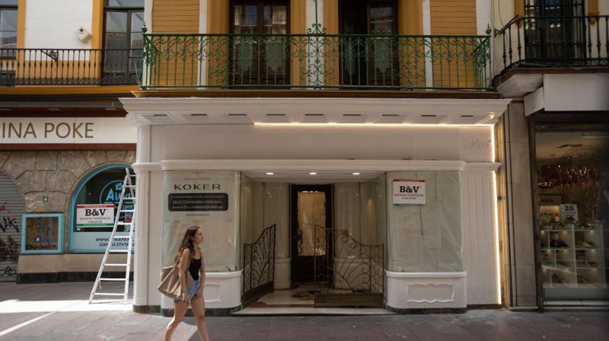 El Ayuntamiento obliga a la restitución de los elementos patrimoniales en la fachada del local de la calle Sierpes