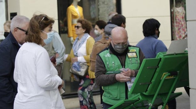 Un vendedor de la Once en su puesto de la calle