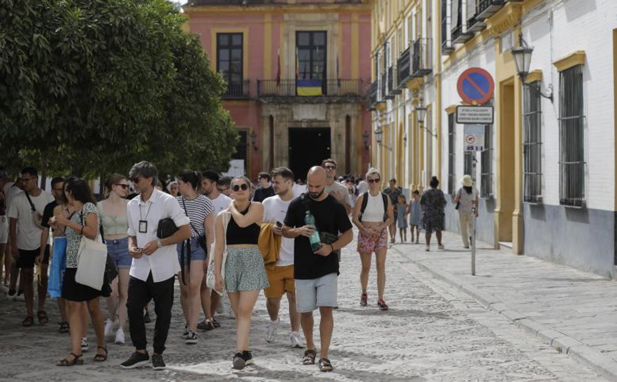 Grupos de turistas en el sevillano Patio de Banderas