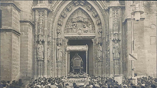 Fotografía antigua de la Virgen de los Reyes entrando a la Catedral por la Puerta de San Miguel