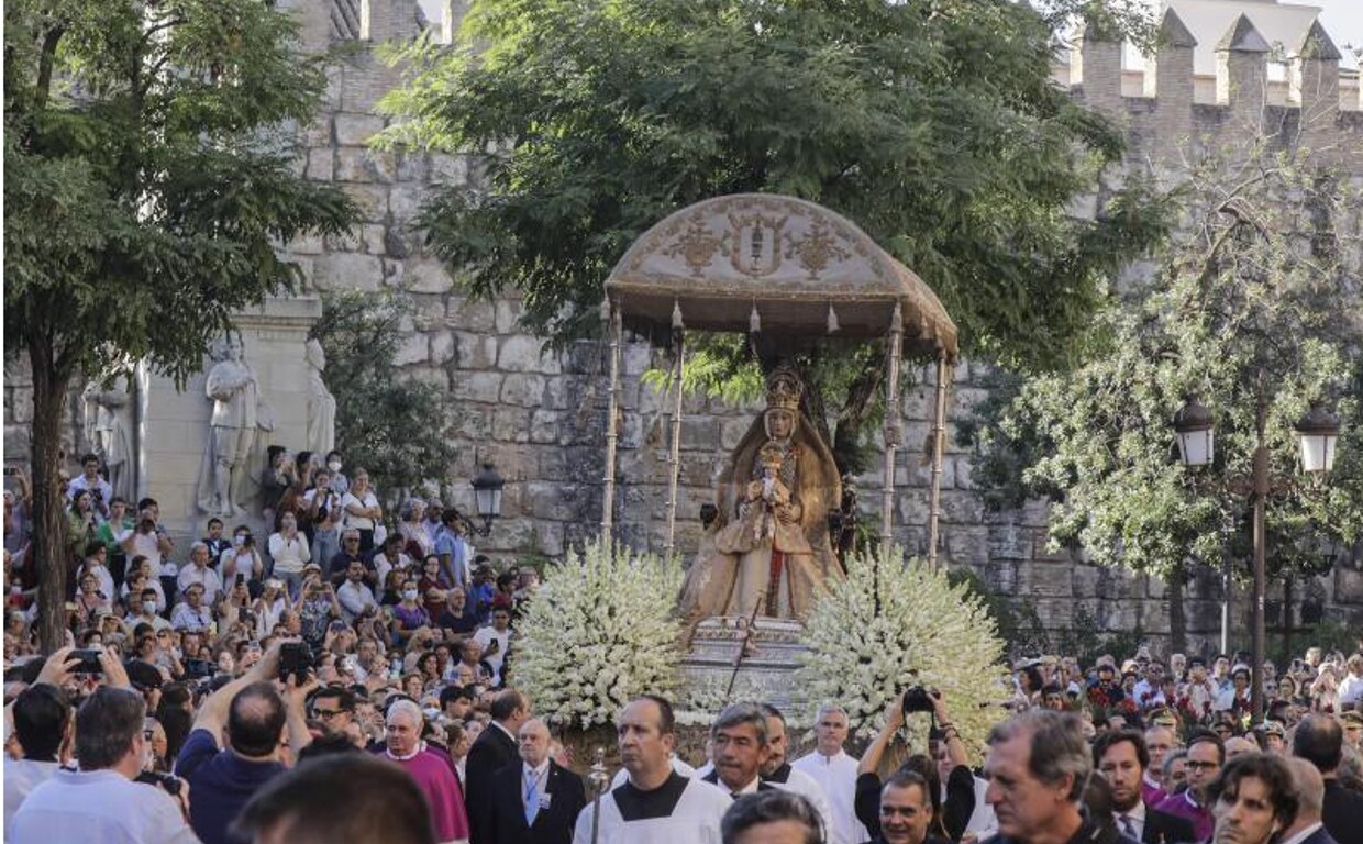 La Virgen de los Reyes contemplada por cientos de personas