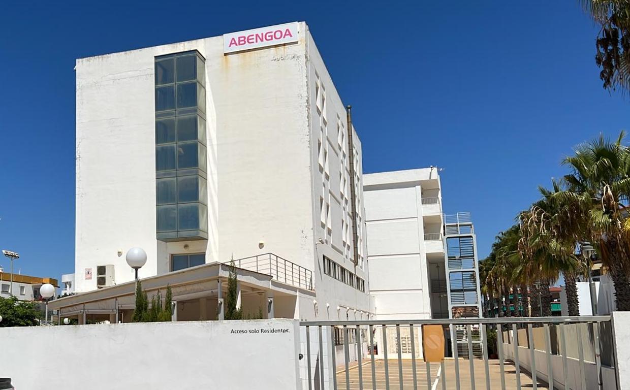 Hotel que Abengoa ponía a disposición de sus trabajadores en La Antilla (Huelva) y que permanece cerrado desde hace cuatro años