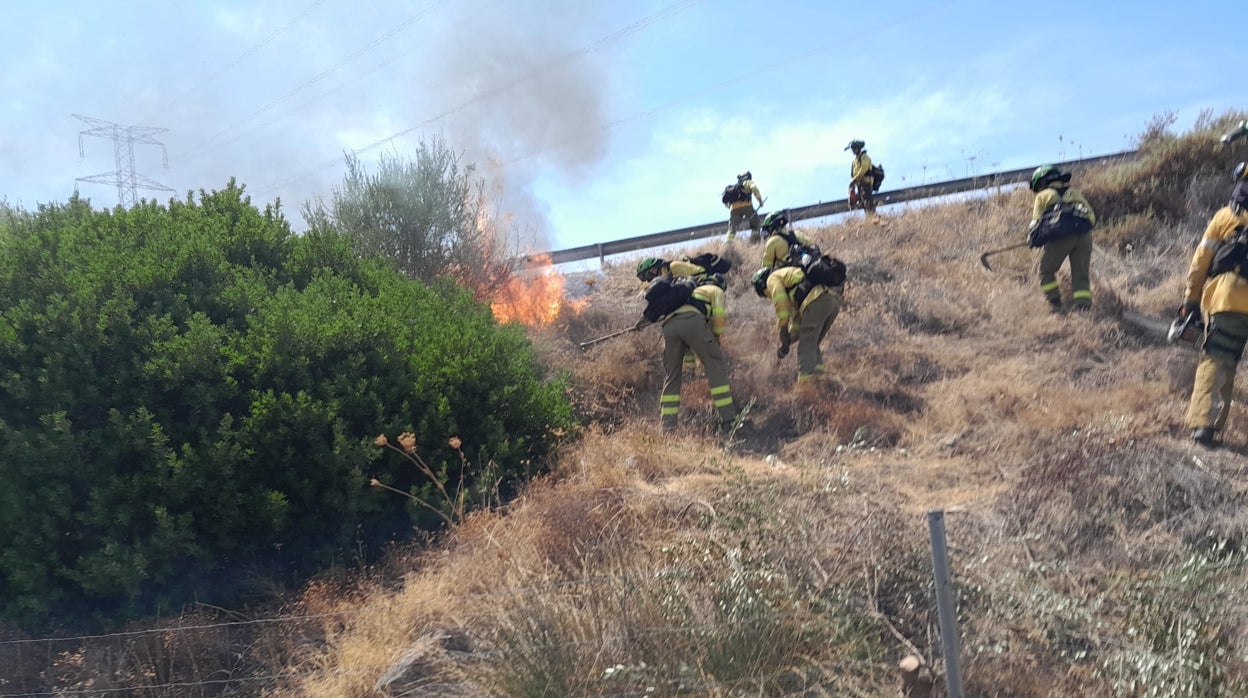 Declarado un incendio forestal en Guillena junto a la A-66