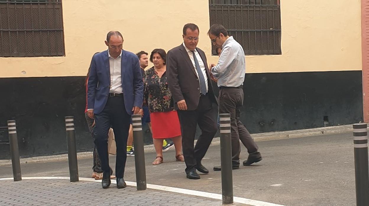 El Ayuntamiento de Sevilla renueva las señales de medio centenar de calles y entornos escolares del Casco Antiguo