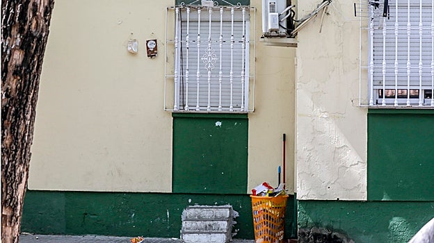 Cuando las ventanitas están a demasiado altura, se ponen escaleras en el exterior. En ésta de la barriada Murillo, los restos del envoltorio de dos tipos de helados sirven de cartel para indicar el precio.