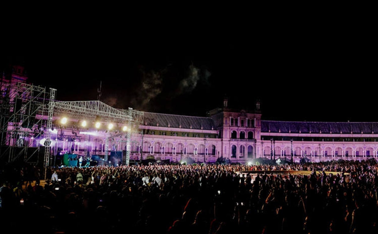 Escenario del 'Icónica Sevilla Fest' en la plaza de España