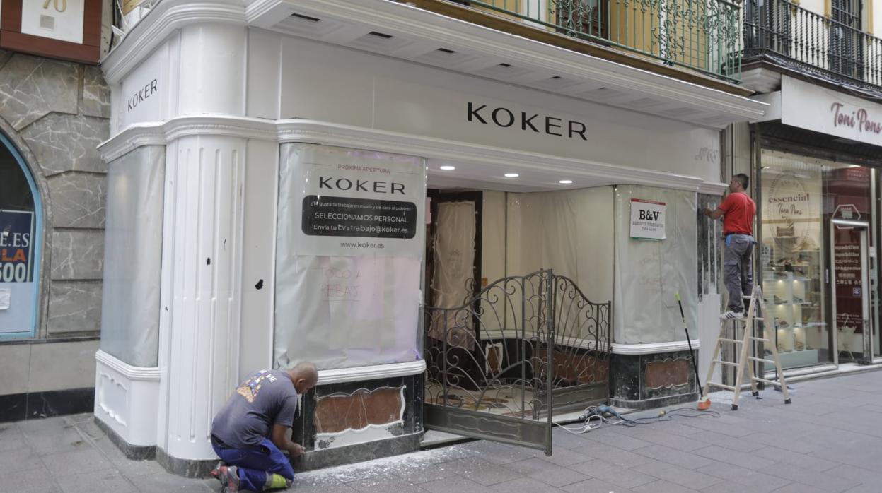 La fachada de la tienda de la calle Sierpes vuelve a su estado original