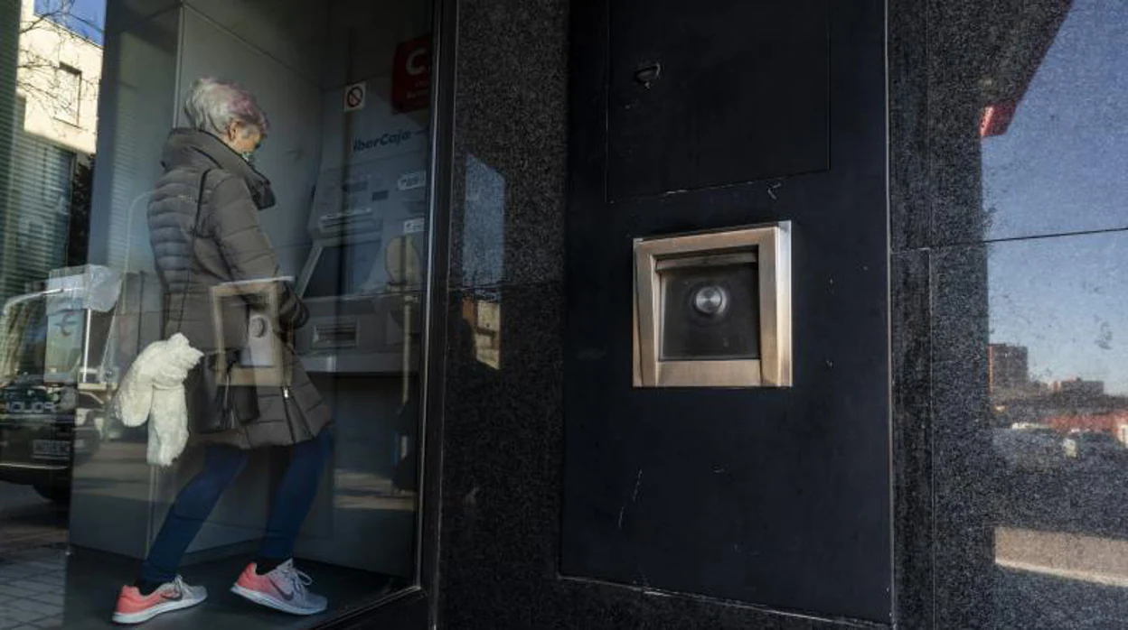 El Banco de España advierte sobre las comisiones al sacar dinero de los cajeros automáticos