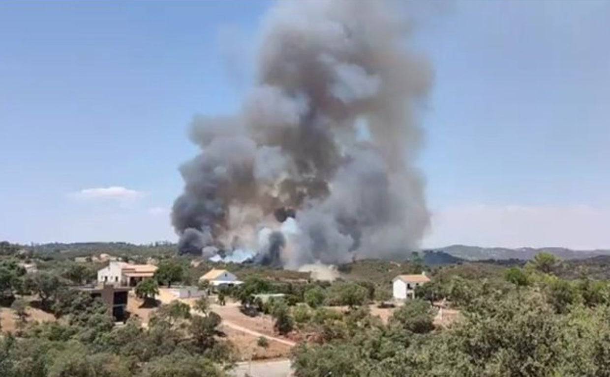 Columna de humo del grave incendio registrado en julio en los Lagos del Serrano, que arrasó 500 hectáreas