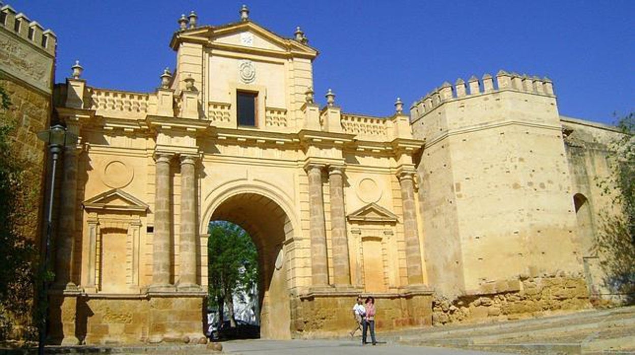 Carmona hará obras de «emergencia» para estabilizar la torre norte de la Puerta de Córdoba por las grietas