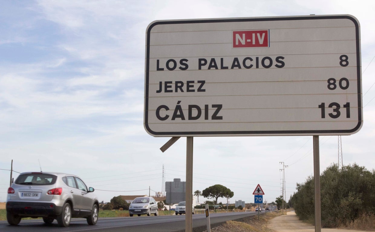 Cartel con la denominación antigua de Nacional IV, hoy llamada A-4, a su paso por Dos Hermanas