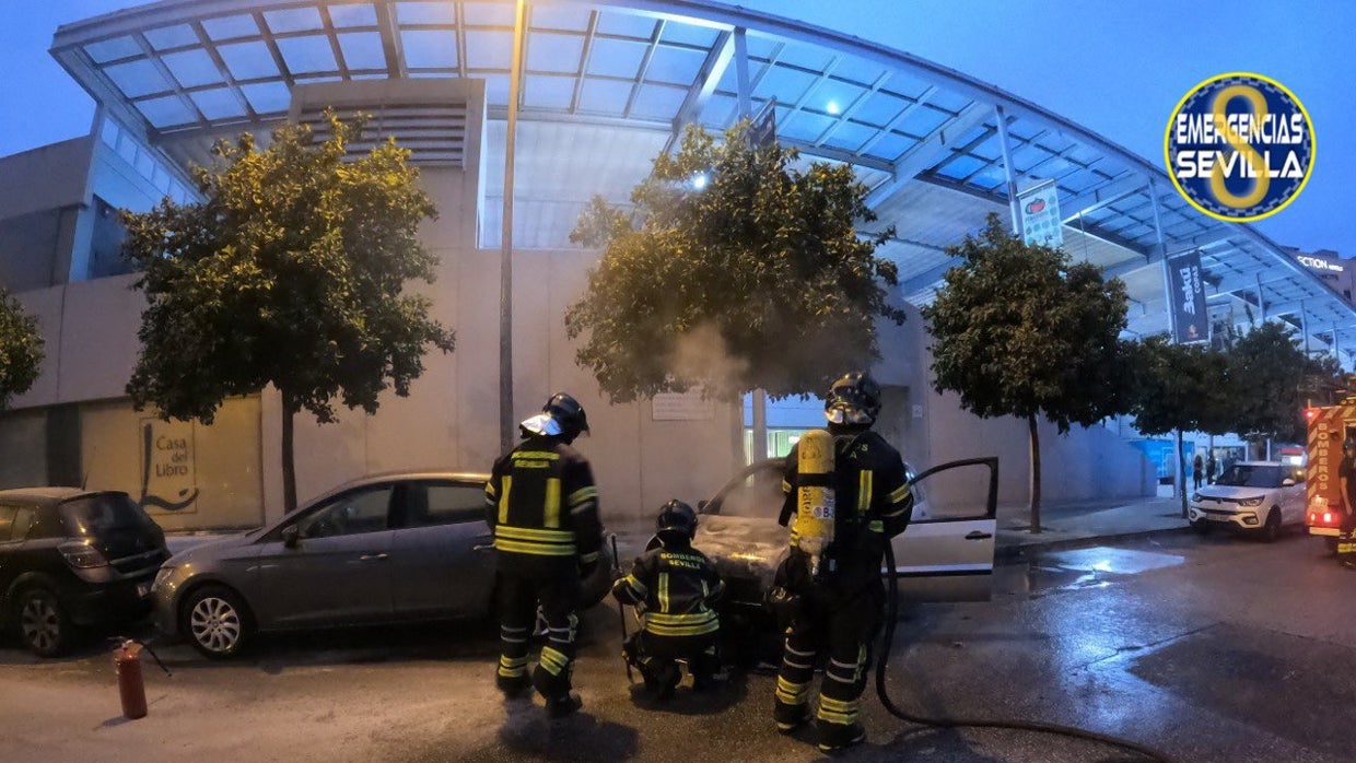 Un coche en marcha sale ardiendo y afecta a otro en la calle Pirotecnia de Sevilla