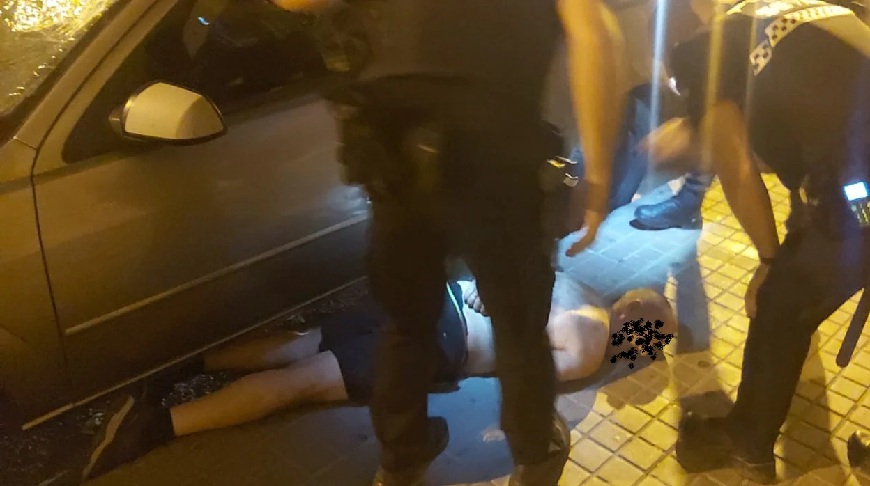 La Policía Local detiene a un pirómano en la Macarena por prender fuego a contenedores